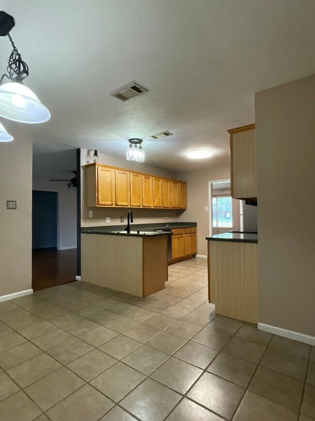 Building Photo - 2123 Hickory Dr