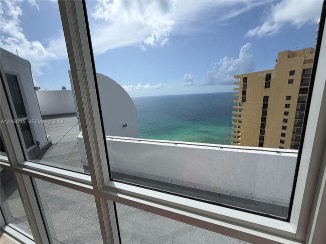 Building Photo - 16425 Collins Ave