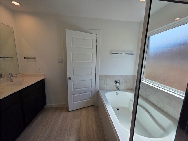 Building Photo - 4923 Edgewood Dr