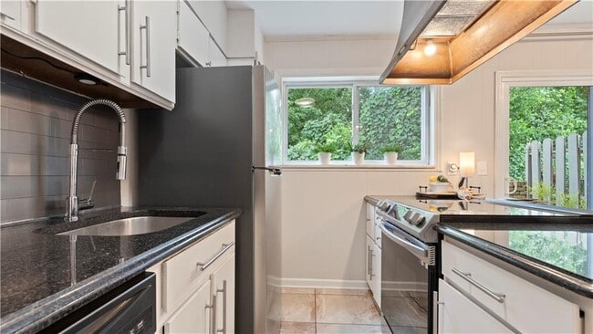 Building Photo - 3095 Colonial Way