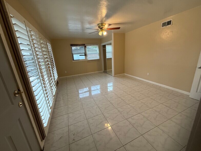 Building Photo - 4951 Campanile Dr