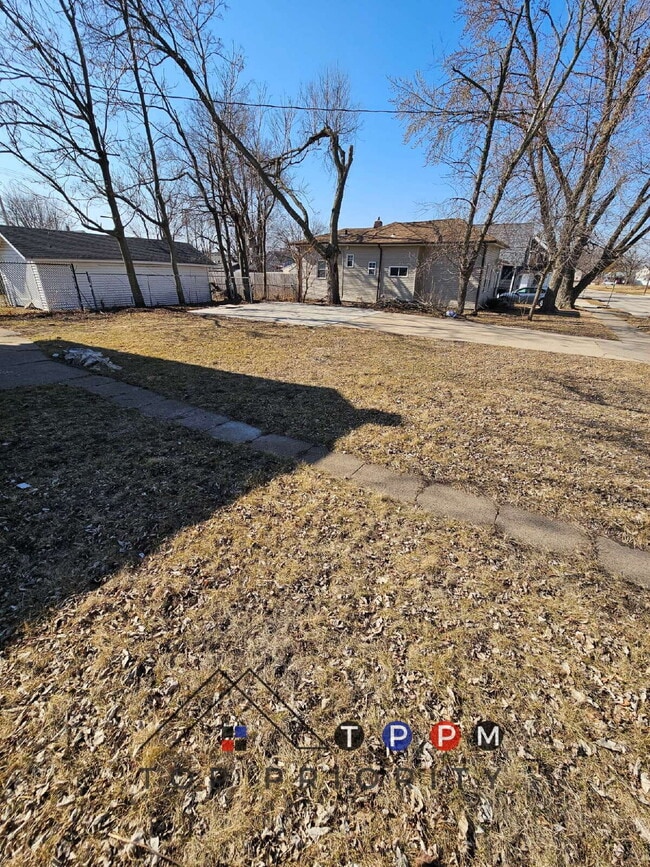 Building Photo - 3 Bedroom | 1 Bathroom Single-Family Home ...