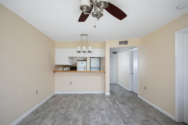 Building Photo - 2 bedroom 2 bathroom in Las Salinas Condo Association