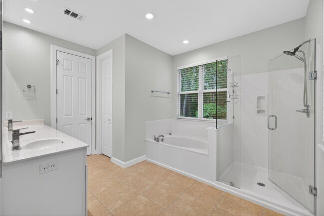 Building Photo - 2019 Pine Island Cir