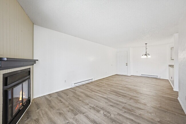 Building Photo - $1,470.95 - 2 Bed, 1 Bath Condo in Aurora with In Unit Laundry!