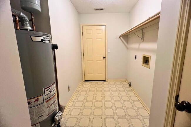 Building Photo - 2509 Hollyhock Dr