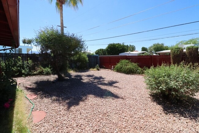 Building Photo - 3 Bedroom 2 Bathroom