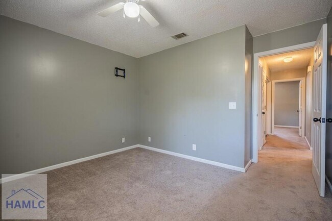 Building Photo - 910 Brett Dr