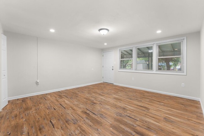Building Photo - 819 5th Ave