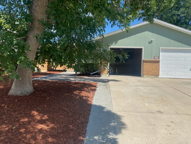 Building Photo - 9120-9122 Osceola St