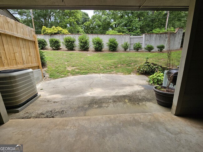Building Photo - 1085 Holly Dr