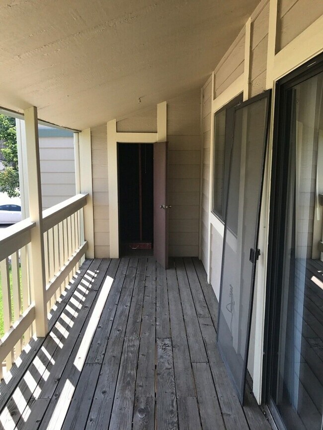 Building Photo - Adorable 1bd w/garage! Large balcony!