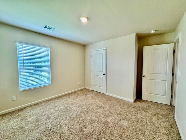 Building Photo - Beautiful 5 bedroom, 3 full bath home in D...