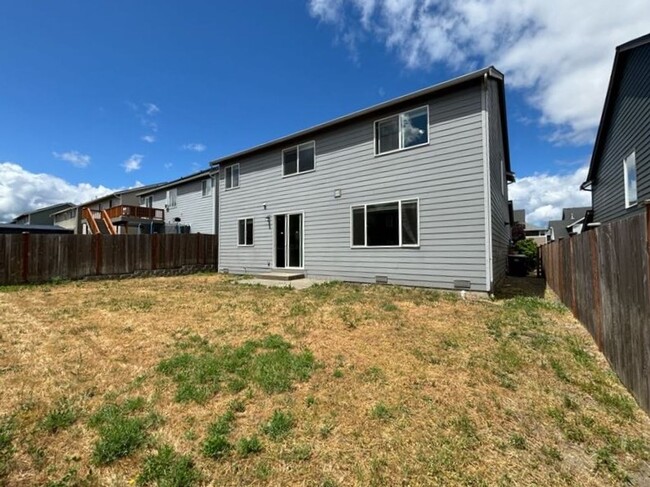 Building Photo - 4 bedroom 2.5 bathroom home in the heart o...