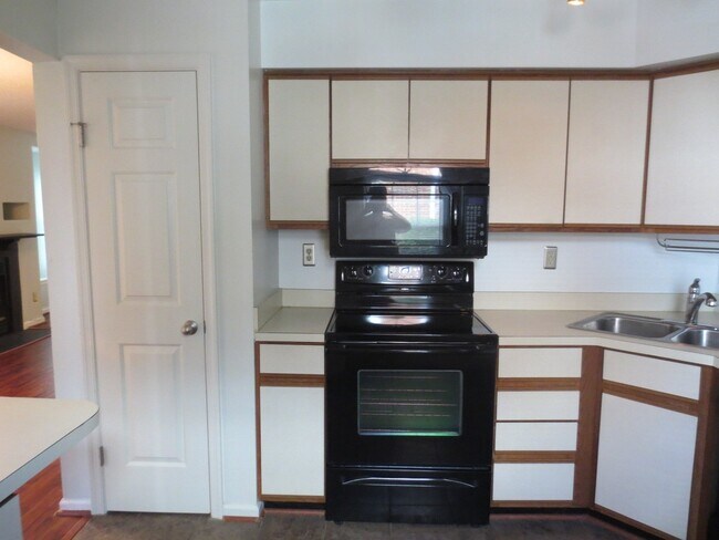Building Photo - 2 BR 2 BA Condo Lynnhaven Parkway & Princess Anne Road Virginia Beach