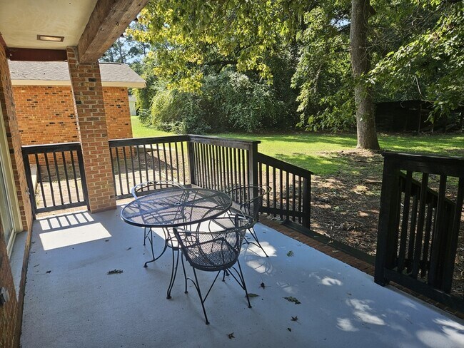 Building Photo - 415 College Dr