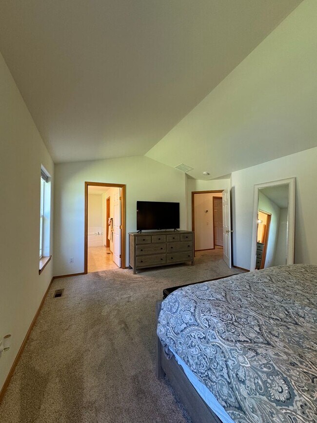 Building Photo - Expansive & Modern 4-Bedroom Home for Rent
