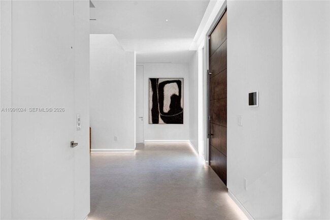 Building Photo - 501 Palm Dr