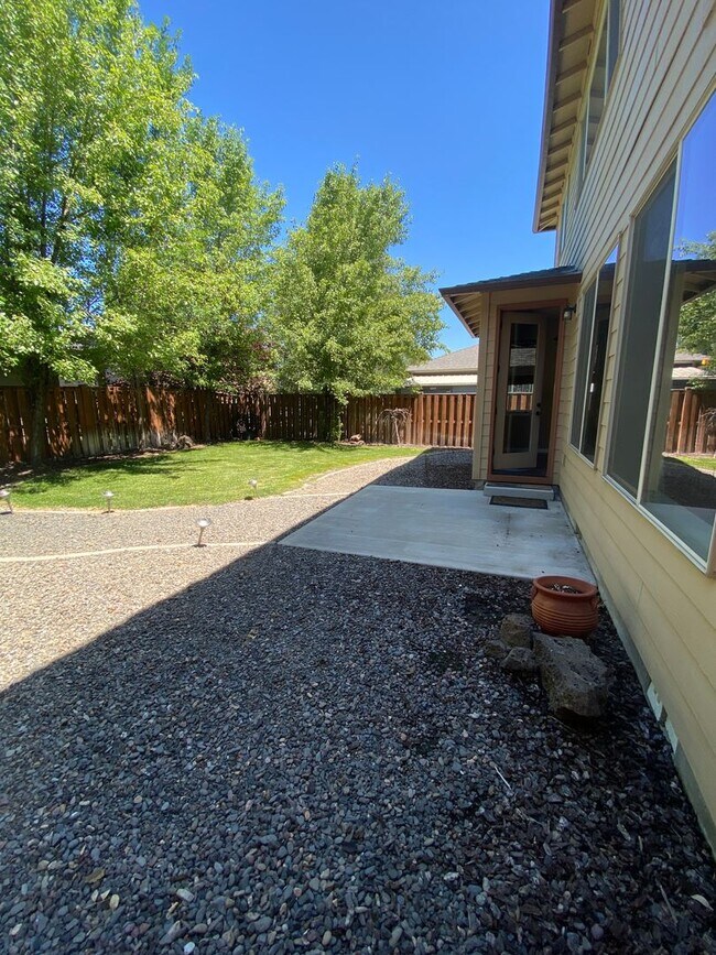 Building Photo - NE House Pet Friendly, 4 Bdrm, 2.5 Bath, Bonus Room, Office, Gas Heat/fireplace, A/C