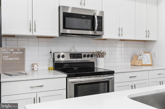 Building Photo - 308 Douglas Ave