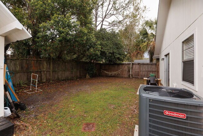 Building Photo - Beautifully updated 3 bedroom 2 bath home in Orange Park .