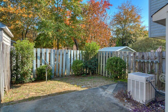 Building Photo - 2 Bed Townhouse!