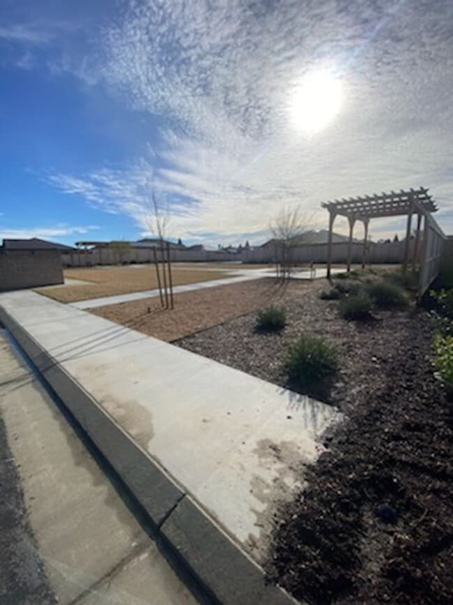 Building Photo - Beautiful Brand New Home in the gated Arbor Gates Subdivision with solar