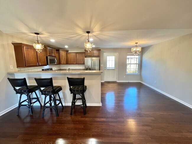 Building Photo - 4 Bed, 3 Bath w/ 2 Car Garage and Fenced Backyard