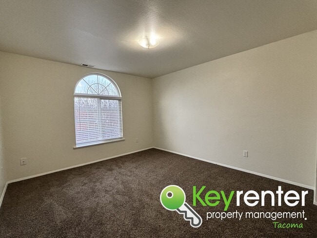 Building Photo - Spacious Northeast Tacoma 3 Bedroom 2.5 Bathroom Home for Rent in Secluded Neighborhood!