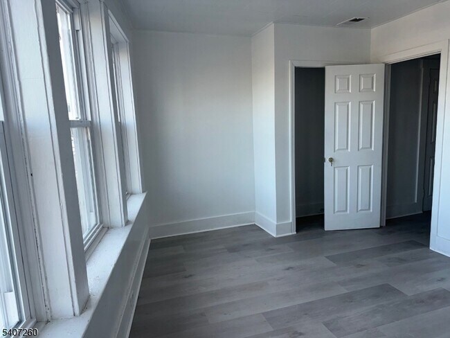 Building Photo - 336 Broad St