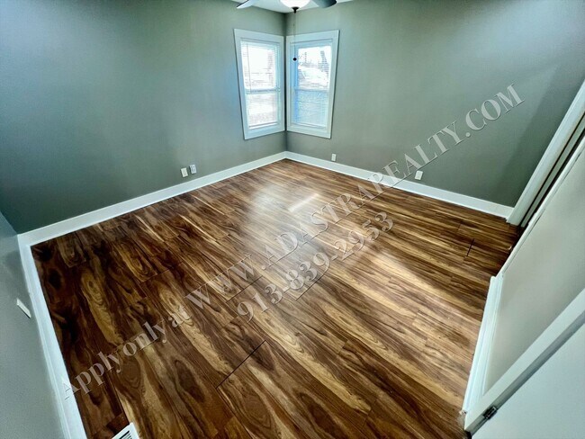 Building Photo - MOVE IN SPECIAL!! Updated 4 Bed 3 Bath Home in KCMO-Available NOW!! MOVE IN SPECIAL $200 OFF 2nd ...