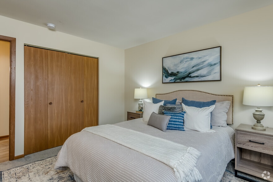 2 BR, 1 BA - 960SF - Harbor Ridge Apartments