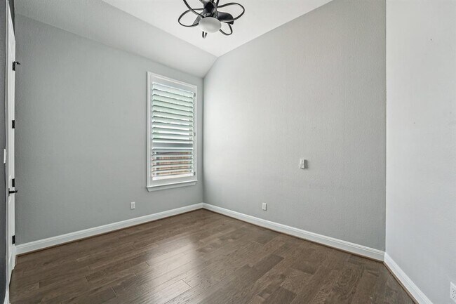 Building Photo - 197 Left Frk Dr