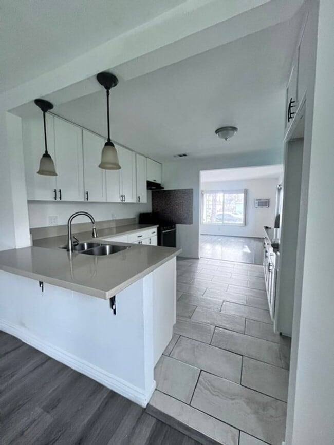 Building Photo - Pet Friendly 4 Bedroom Home