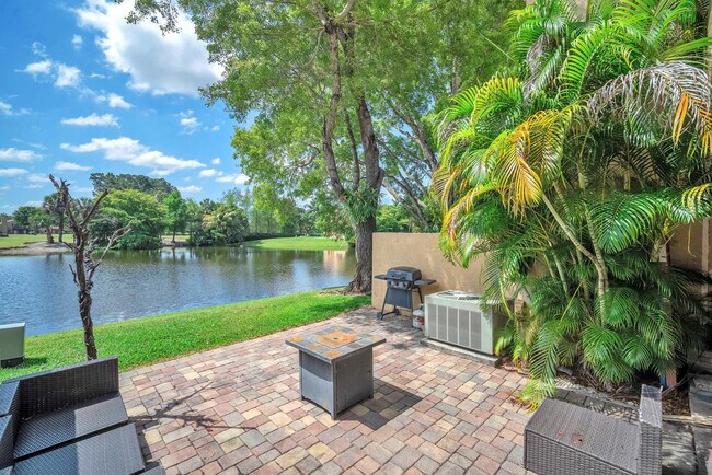 Building Photo - 740 E Coco Plum Cir