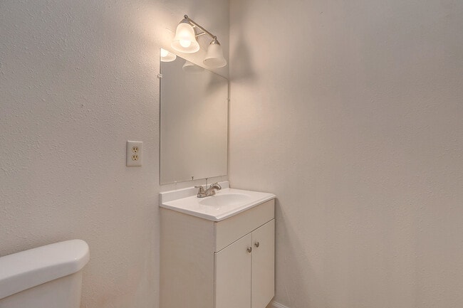 Building Photo - $1,450  3 Bedr/ 1 bath Beautiful Home in D...