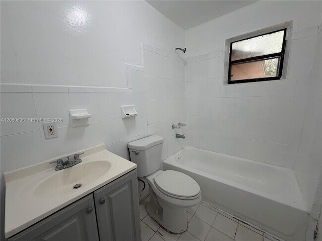 Building Photo - 760 NE 131st St