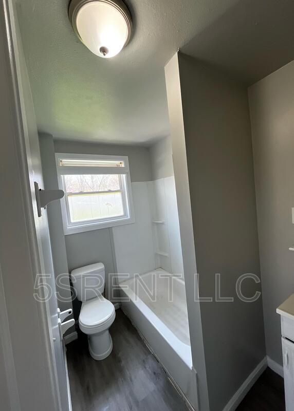 Building Photo - 236 S Mary Ellen St