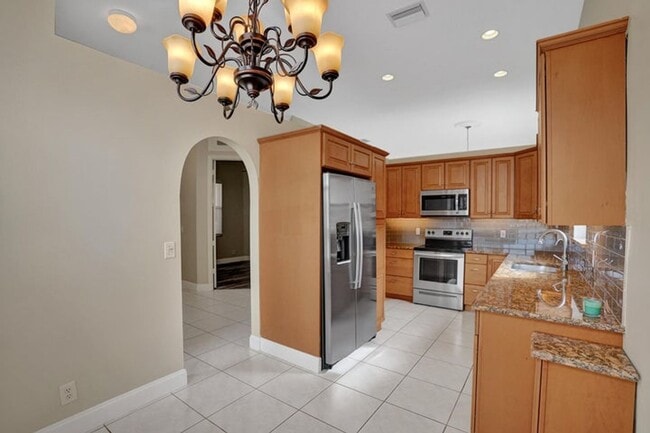 Building Photo - 16658 La Mesa Dr