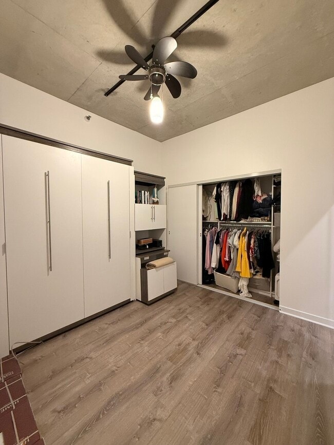 Building Photo - 235 W Van Buren St