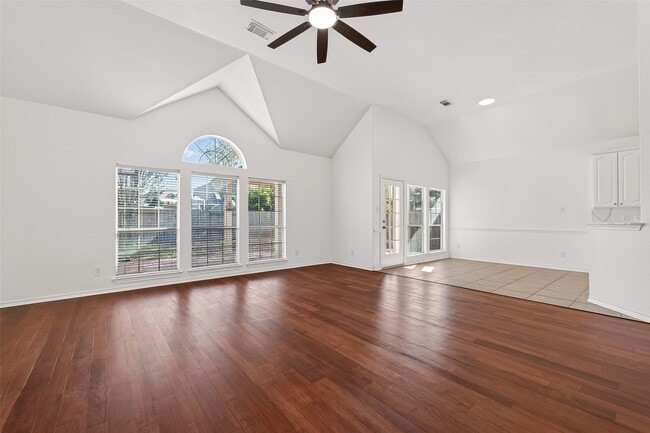 Building Photo - 1015 Longdraw Dr