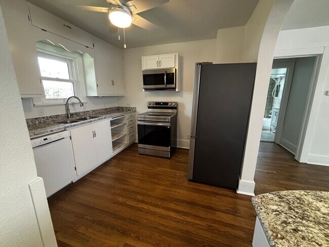 Building Photo - 3 Bedroom 2 Bathroom Home Near FE Warren & Frontier Park
