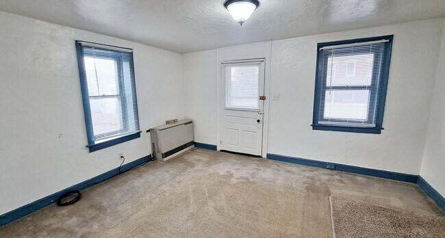 Building Photo - 104 W King St