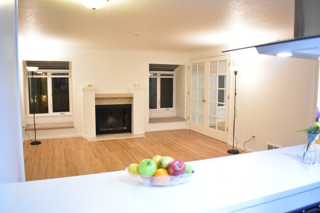 Building Photo - 7378 W Lake Sammamish Pky NE