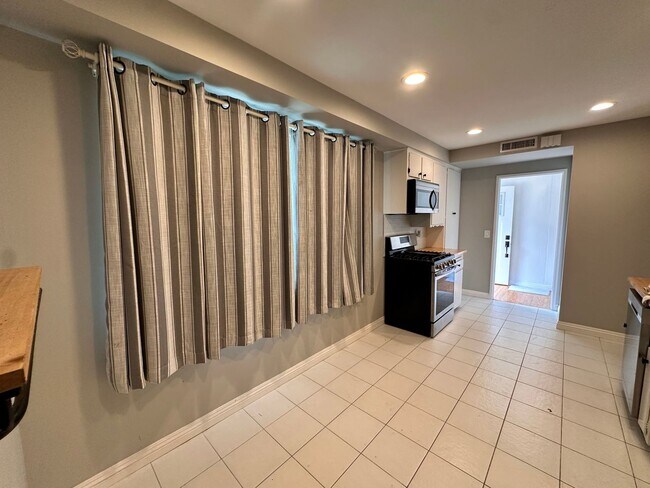 Building Photo - Beautiful 3BR/2BA Home with Large Backyard & Prime Location