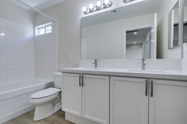 Building Photo - Stunning 3 Bedroom, 2.5 Bathroom Home in E...