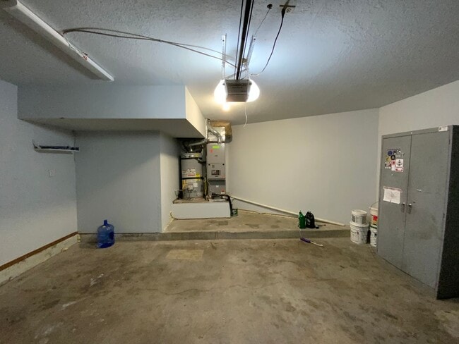 Building Photo - 3 Bedroom Single Story Home Available Near...