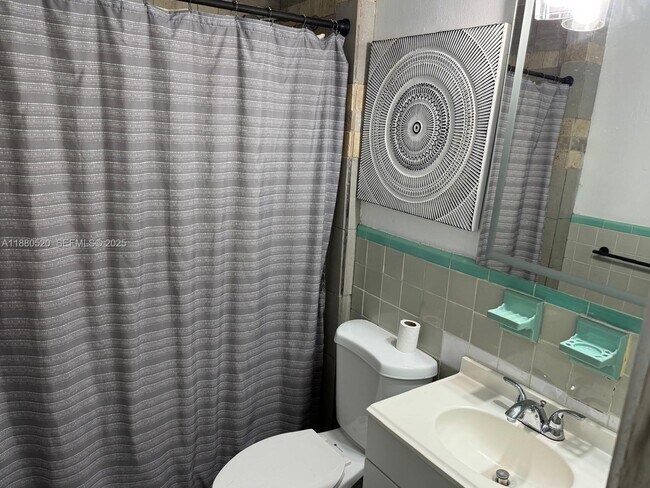 Building Photo - 1101 NE 14th Ave