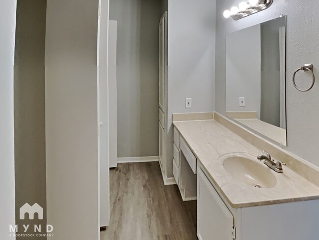Building Photo - 717 Timberoaks Dr
