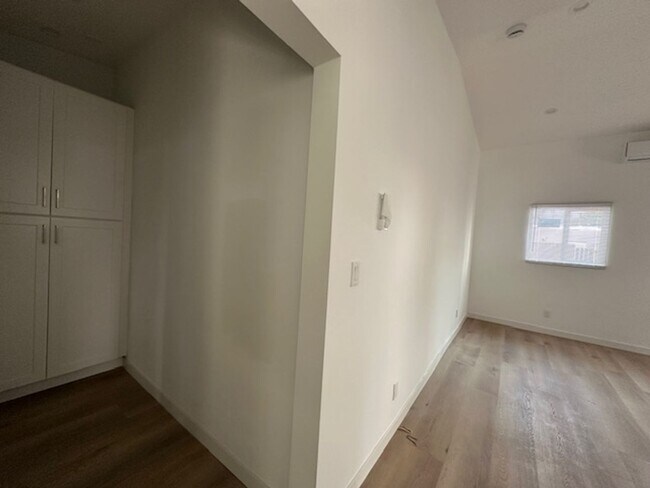 Building Photo - Looking for comfort, privacy, and modern l...